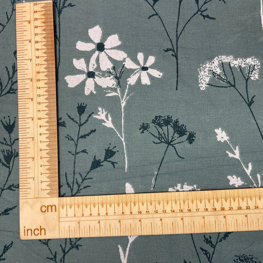 L100% Kokvilnas audums - pļavu ziedi uz zaļpelēka fona 220 cm 146 g/m²