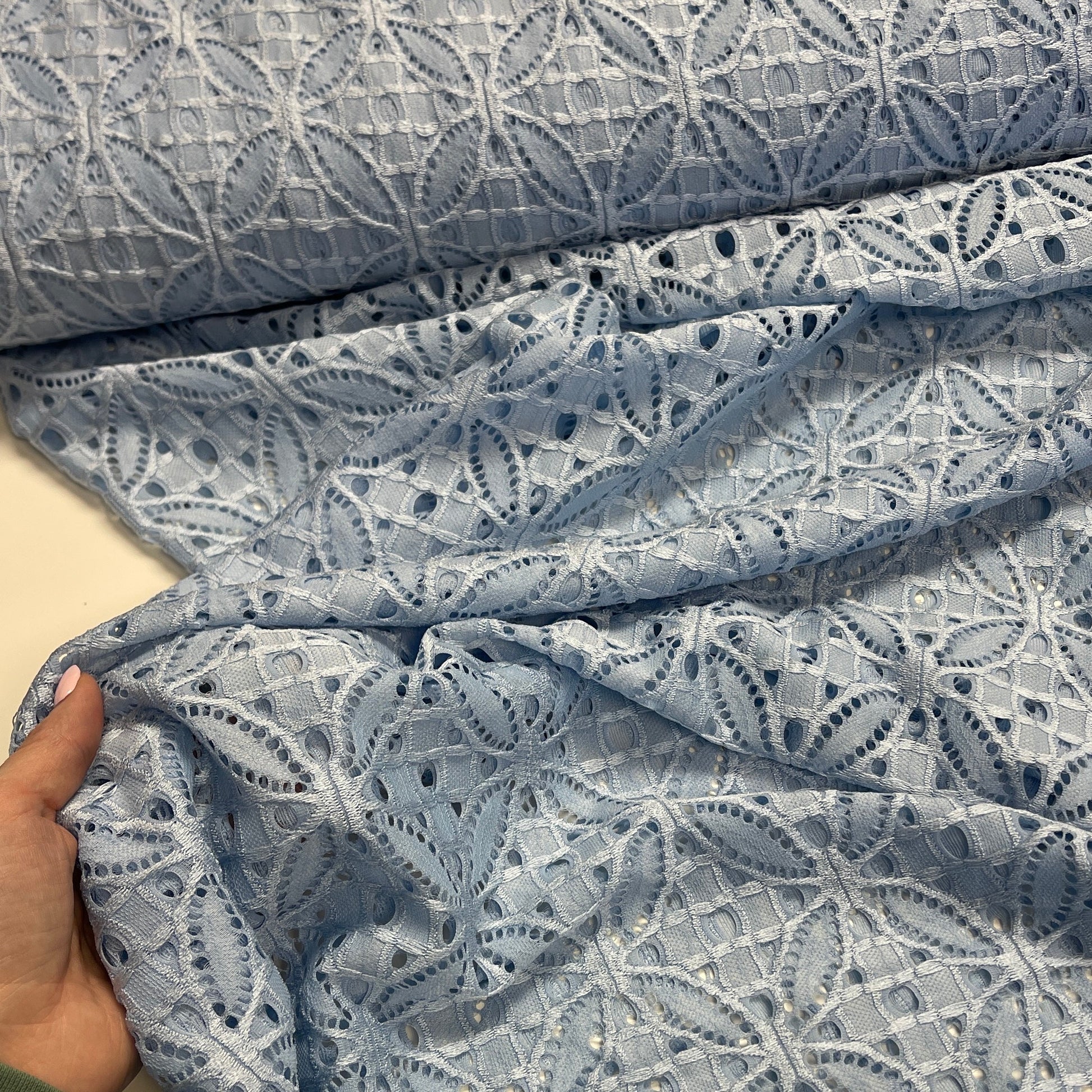 Mežģīņu audums - gaiši zils 180 g/m²
