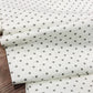 100% Kokvilnas audums-pelēkas pumpiņas uz balta fona (4 mm) 130 g/m²