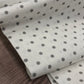 100% Kokvilnas audums-pelēkas pumpiņas uz balta fona (4 mm) 130 g/m²